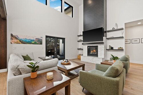 Glacier Retreat Estates - Sweeping Mountain Views!