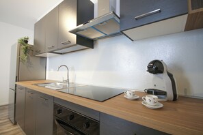 Fridge, oven, stovetop, cookware/dishes/utensils