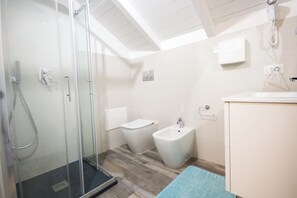 Suihku, hiustenkuivaaja, bidee, pyyhkeet