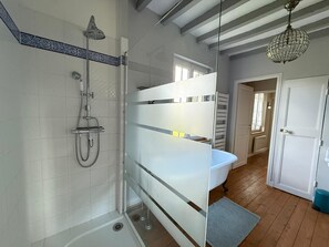 Dusche, Haartrockner, Handtücher, Toilettenpapier