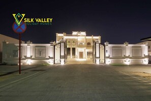 Front of property - Silk Valley-Royal 6 Bedrooms Mansion  (Abu Dhabi)