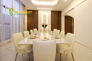 Villa | In-room dining