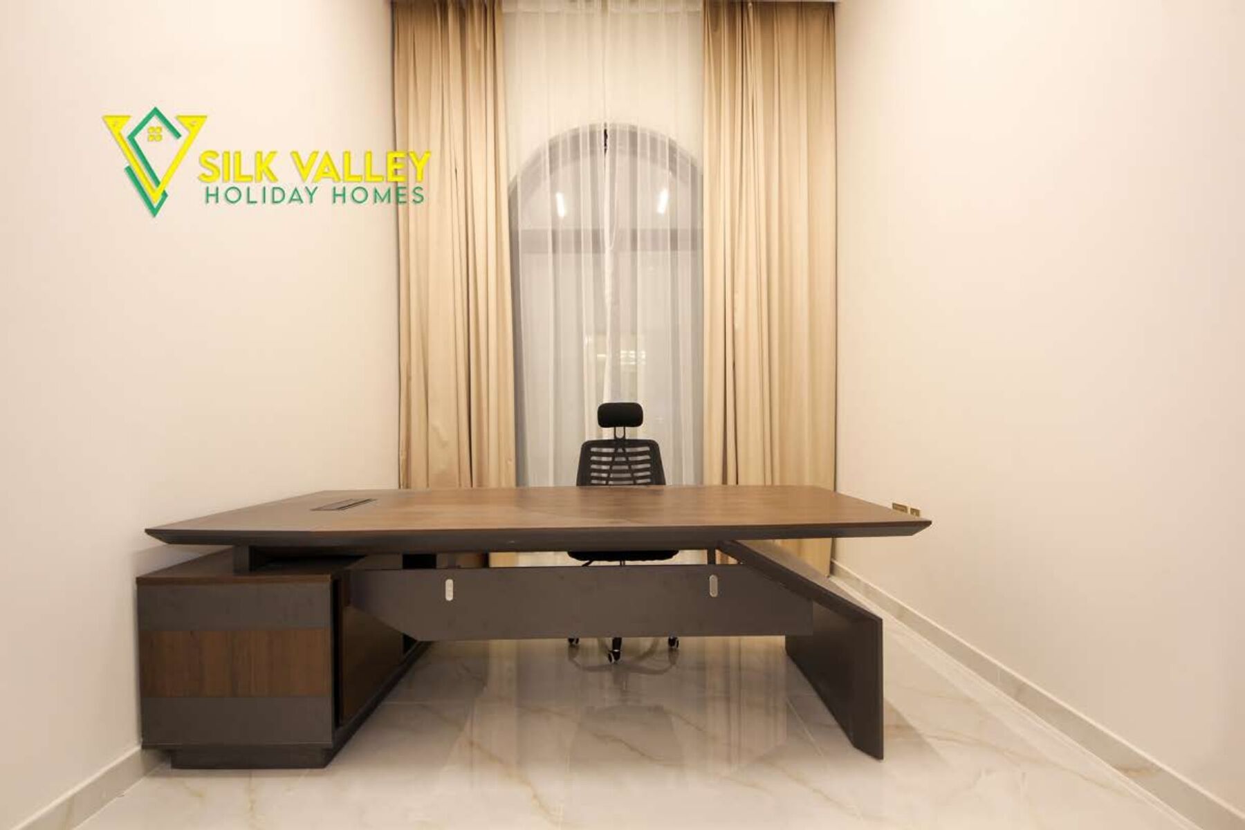 Huvila | Kannettavalle tietokoneelle sopiva työtila, silitysrauta/-lauta