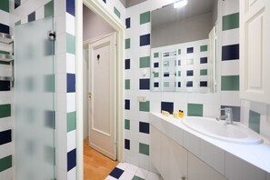 Een douche, een bidet, handdoeken, shampoo