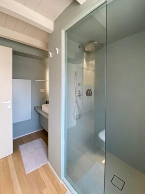 Dusche, Haartrockner, Handtücher