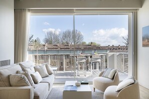 TV - Apartment 'Palazzo Cordigero - Bastioni' with Canal View, Wi-Fi and Air Conditioning (Peschiera del Garda)