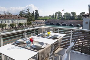 Outdoor dining - Apartment 'Palazzo Cordigero - Bastioni' with Canal View, Wi-Fi and Air Conditioning (Peschiera del Garda)