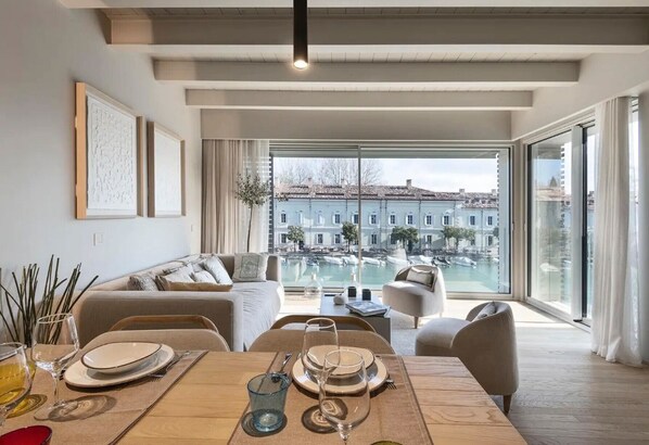 TV - Apartment 'Palazzo Cordigero - Bastioni' with Canal View, Wi-Fi and Air Conditioning (Peschiera del Garda)