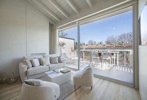 TV - Palazzo Cordigero - Canale Apartment with Canal View, Wi-Fi and Air Conditioning (Peschiera del Garda)
