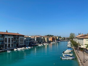 Marina - Apartment 'Palazzo Cordigero - Canale' with Canal View, Wi-Fi and Air Conditioning (Peschiera del Garda)