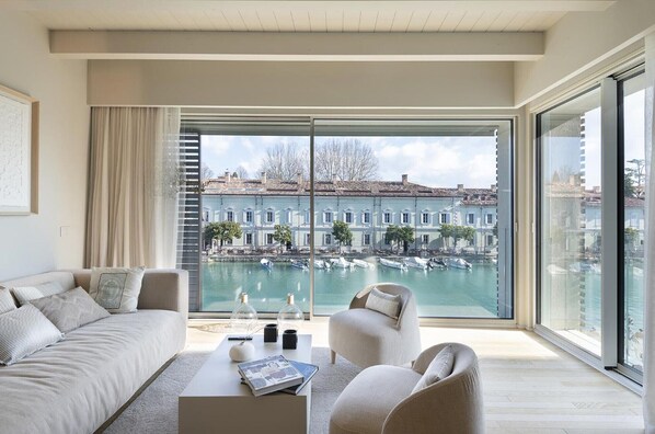 TV - Apartment 'Palazzo Cordigero - Canale' with Canal View, Wi-Fi and Air Conditioning (Peschiera del Garda)
