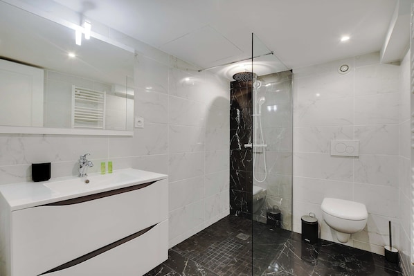 Apartment | Bathroom | Hair dryer, towels, shampoo