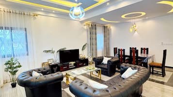 Appartement Penthouse, balcon, vue sur la ville | Aire de séjour