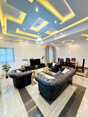 Loftsleilighet, balkong, byutsikt | Oppholdsområde