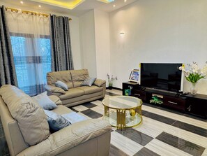 Loftsleilighet, balkong, byutsikt | Oppholdsområde