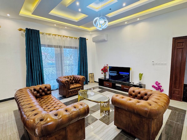 Penthouse, balcon, vue ville | Coin séjour