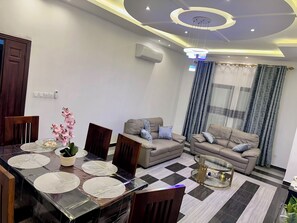 Penthouse, Balcony, City View | Living area - Résidence Prestige KGV (Douala)