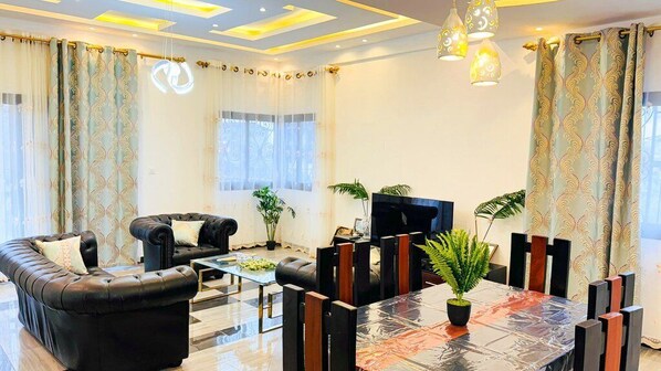 Penthouse, Balcony, City View | Living area