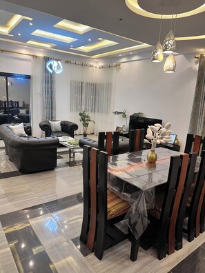 Penthouse, balkon, uitzicht op stad | Woonruimte