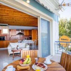 Apartment | 3 bedrooms - Salty Breeze Beachfront Apartment (Lefkada)