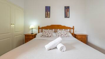 1 bedroom, bed sheets