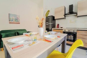 Fridge, oven, stovetop, coffee/tea maker