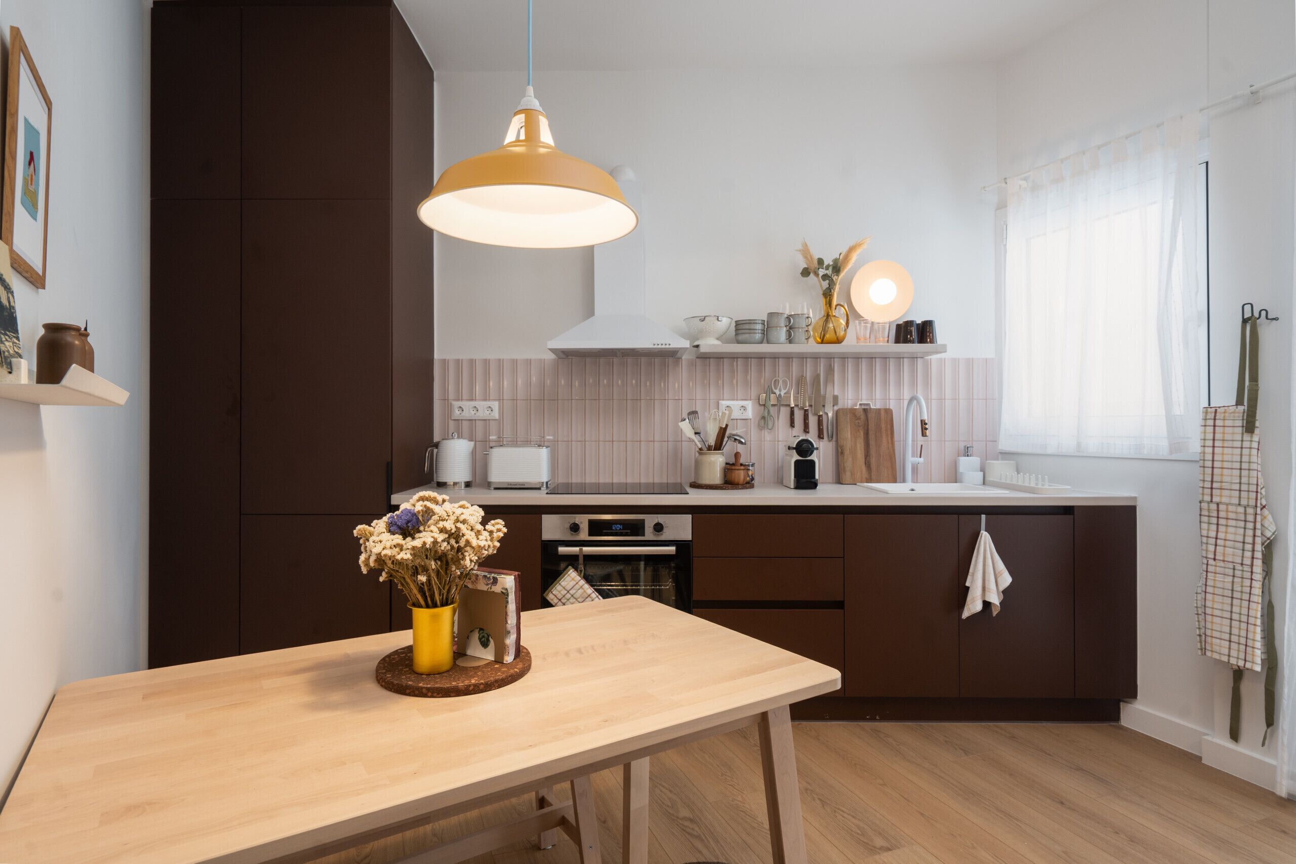 Réfrigérateur, un four, surface de cuisson, cafetière-théière