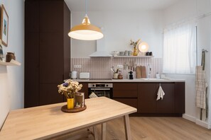 Fridge, oven, stovetop, coffee/tea maker