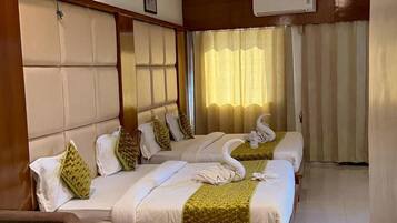 Deluxe Double Room, Balcony | Desk