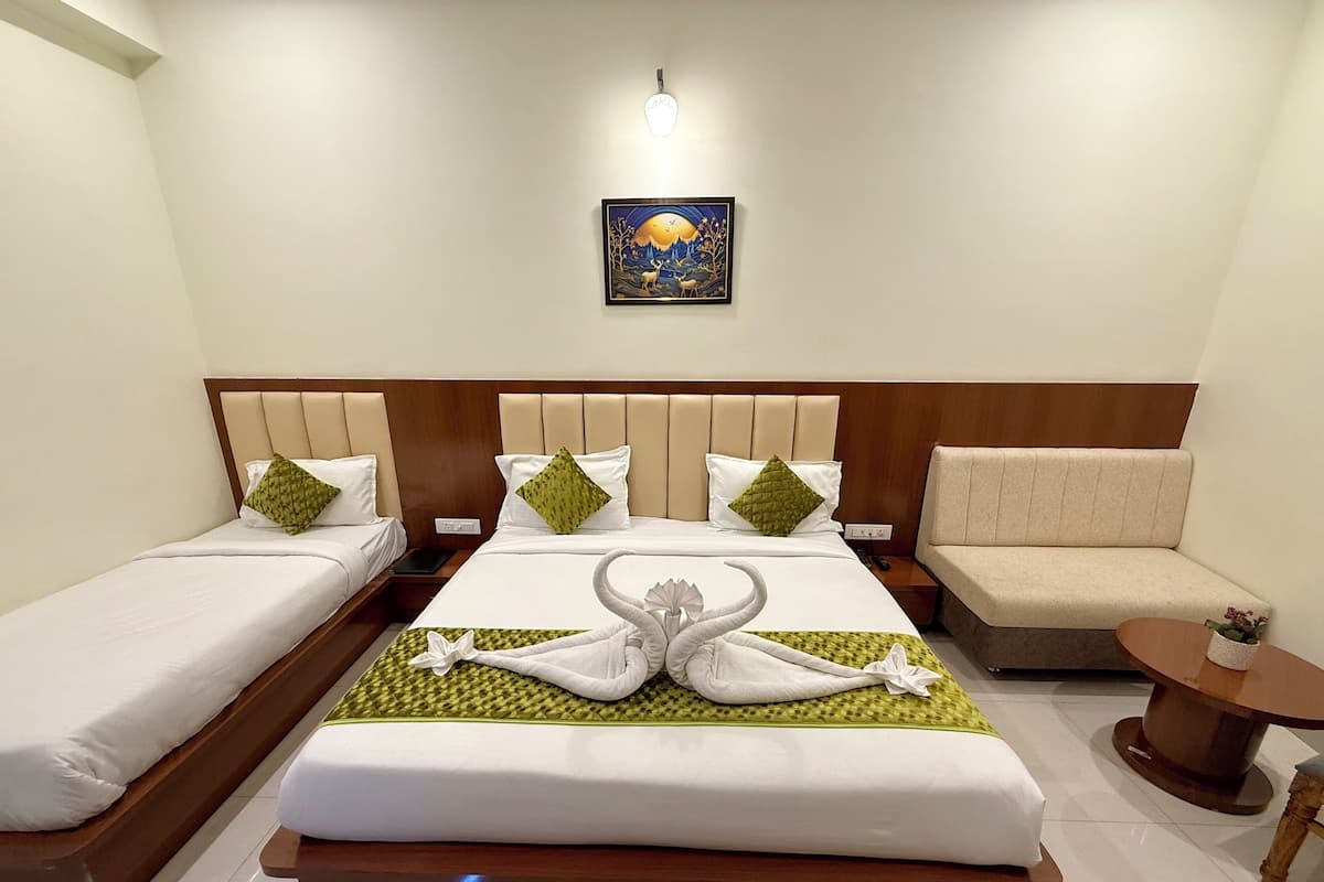 Classic Quadruple Room | Desk