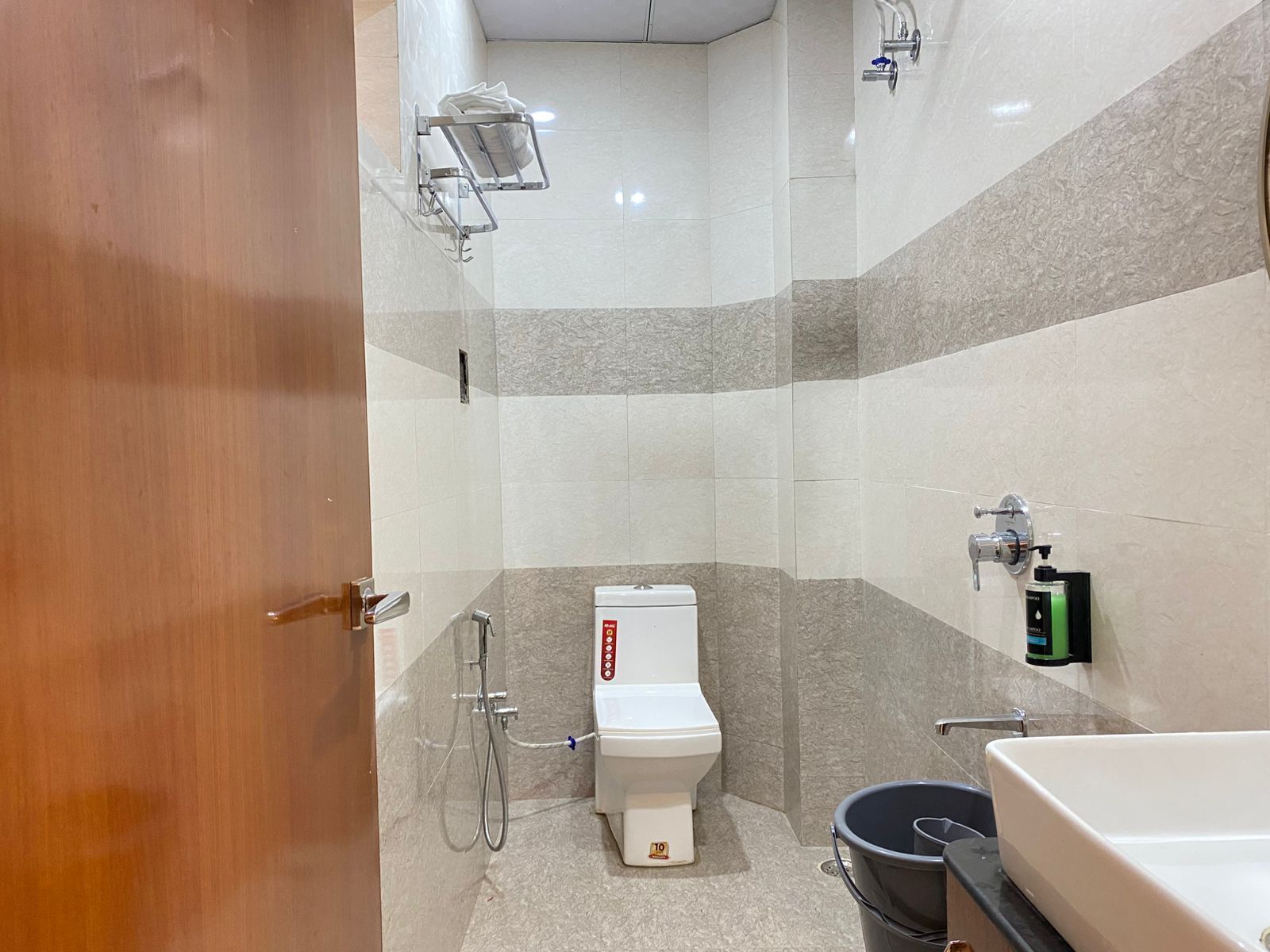 Bathtub, towels, soap, shampoo