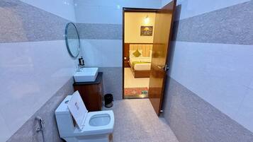 Habitación cuádruple clásica | Baño | Bañera, toallas, jabón y champú