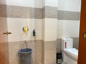 Bathtub, towels, soap, shampoo