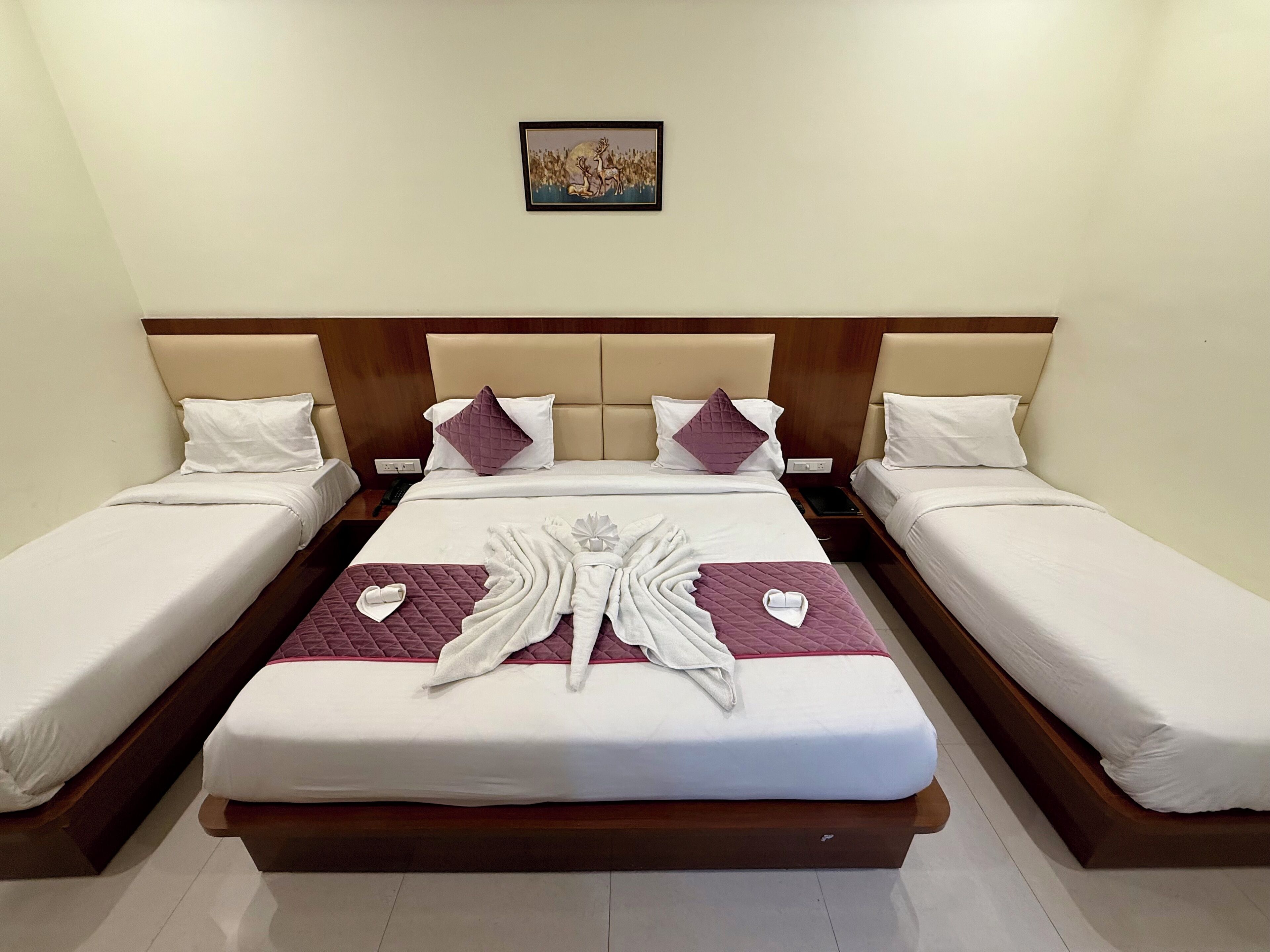 デラックス 4 人部屋 | デスク