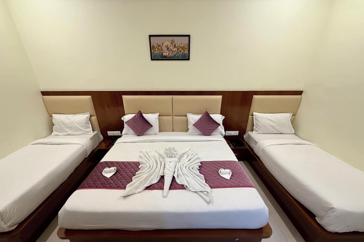 Deluxe Quadruple Room | Desk