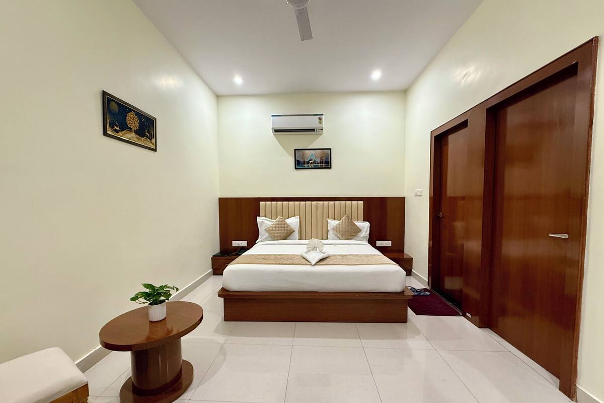 Deluxe Quadruple Room | Desk