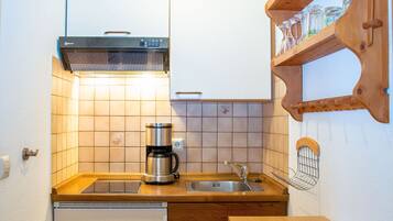 KĂŒhlschrank, Mikrowelle, Herdplatte, GeschirrspĂŒler