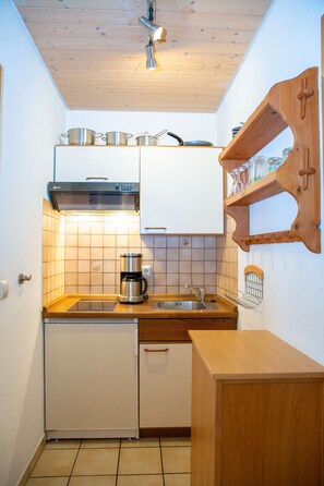 Kylskåp, mikrovågsugn, spishäll och diskmaskin