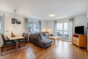 TV, tavolo da ping pong