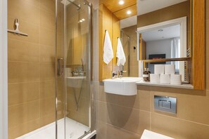 Dusche, Haartrockner, Handtücher, Seife