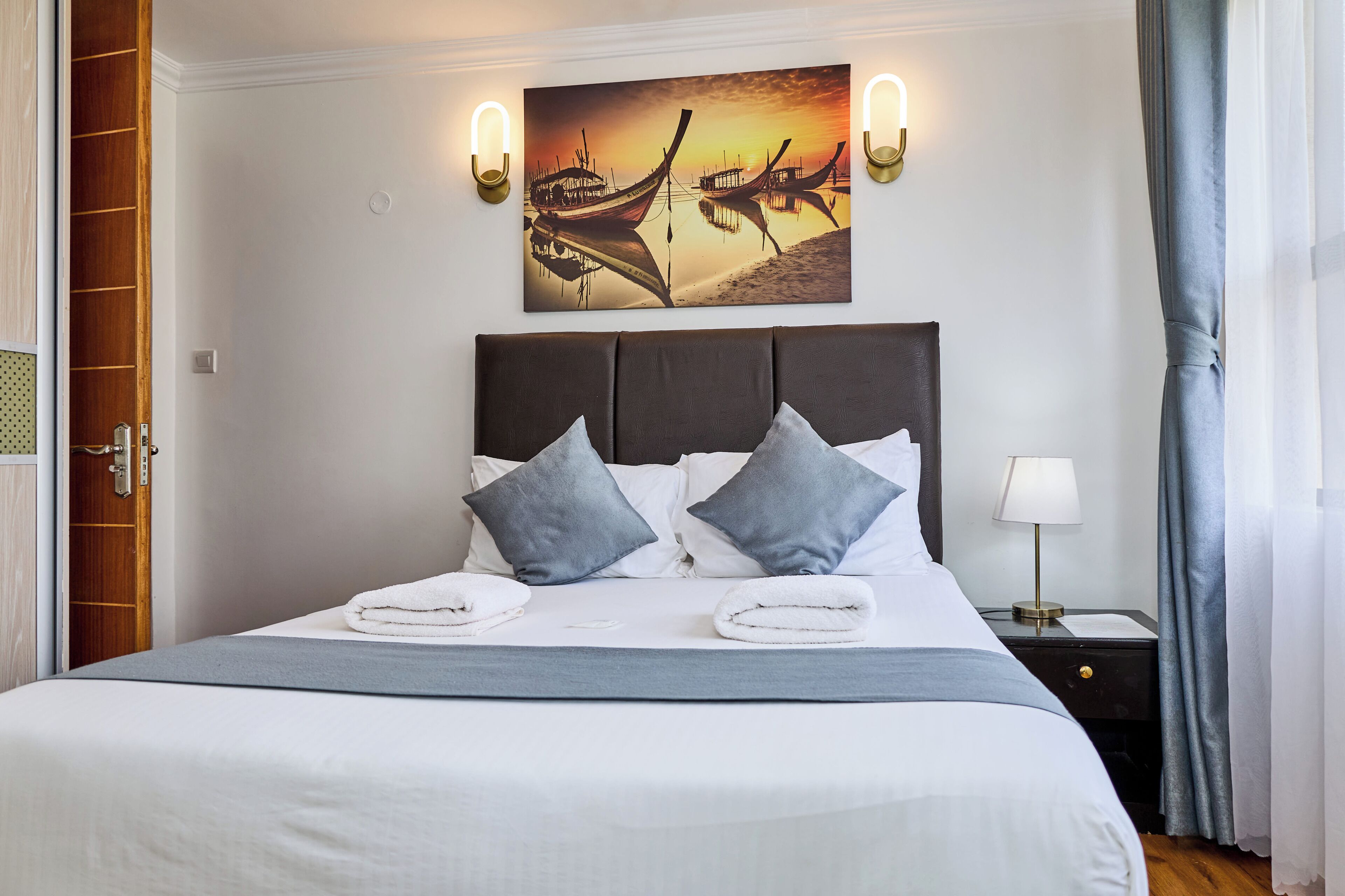 Laptop workspace, iron/ironing board, free WiFi