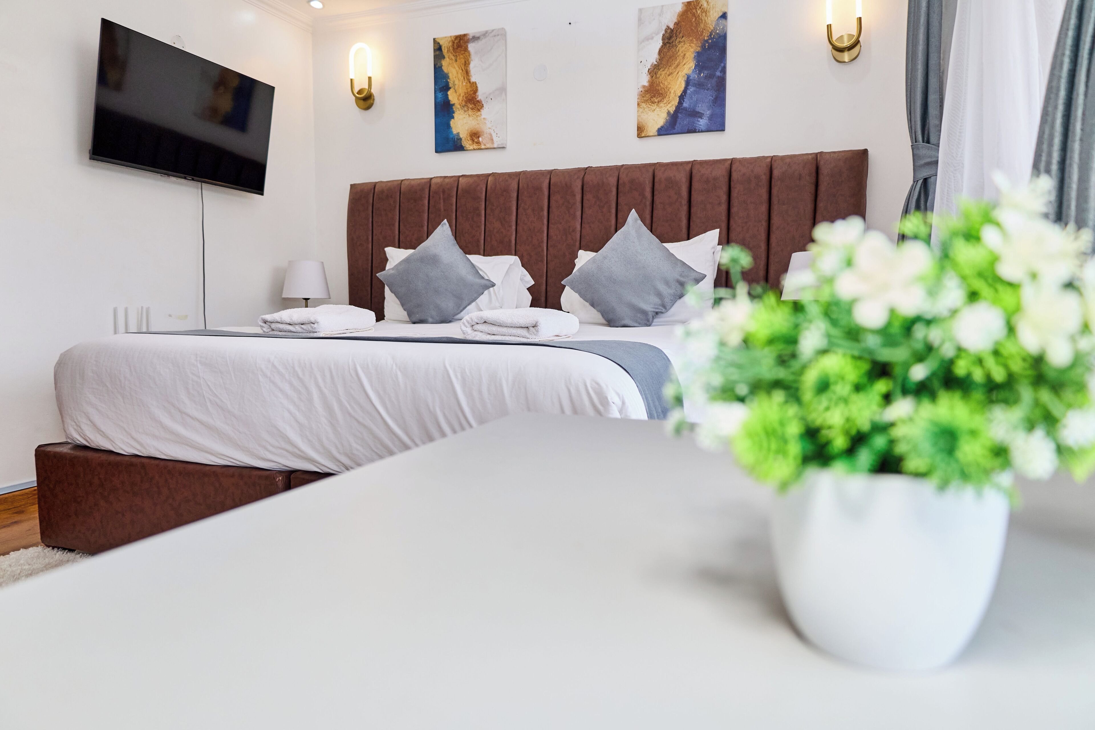 Espacio para trabajar con laptop y tabla de planchar con plancha 