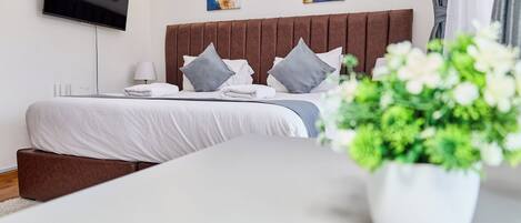 Espacio para trabajar con laptop y tabla de planchar con plancha