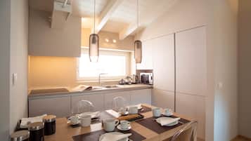 Frigorifero, microonde, piano cottura, macchina per tè/caffè