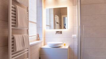 Dusche, Haartrockner, Handtücher