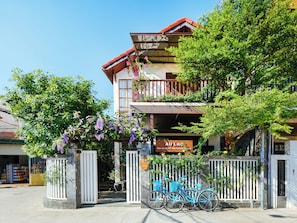 A building with a sign reading 'AU LAC Hot An Craft Workshop House' and a gated entrance with bicycles parked in front. - AuLac Hoian Homestay (Hoi An)
