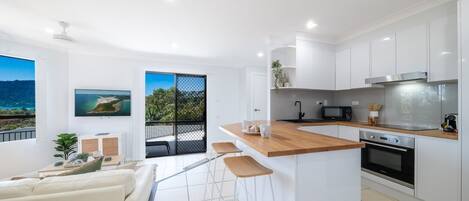 Geladeira, micro-ondas, fogão, lava-louças