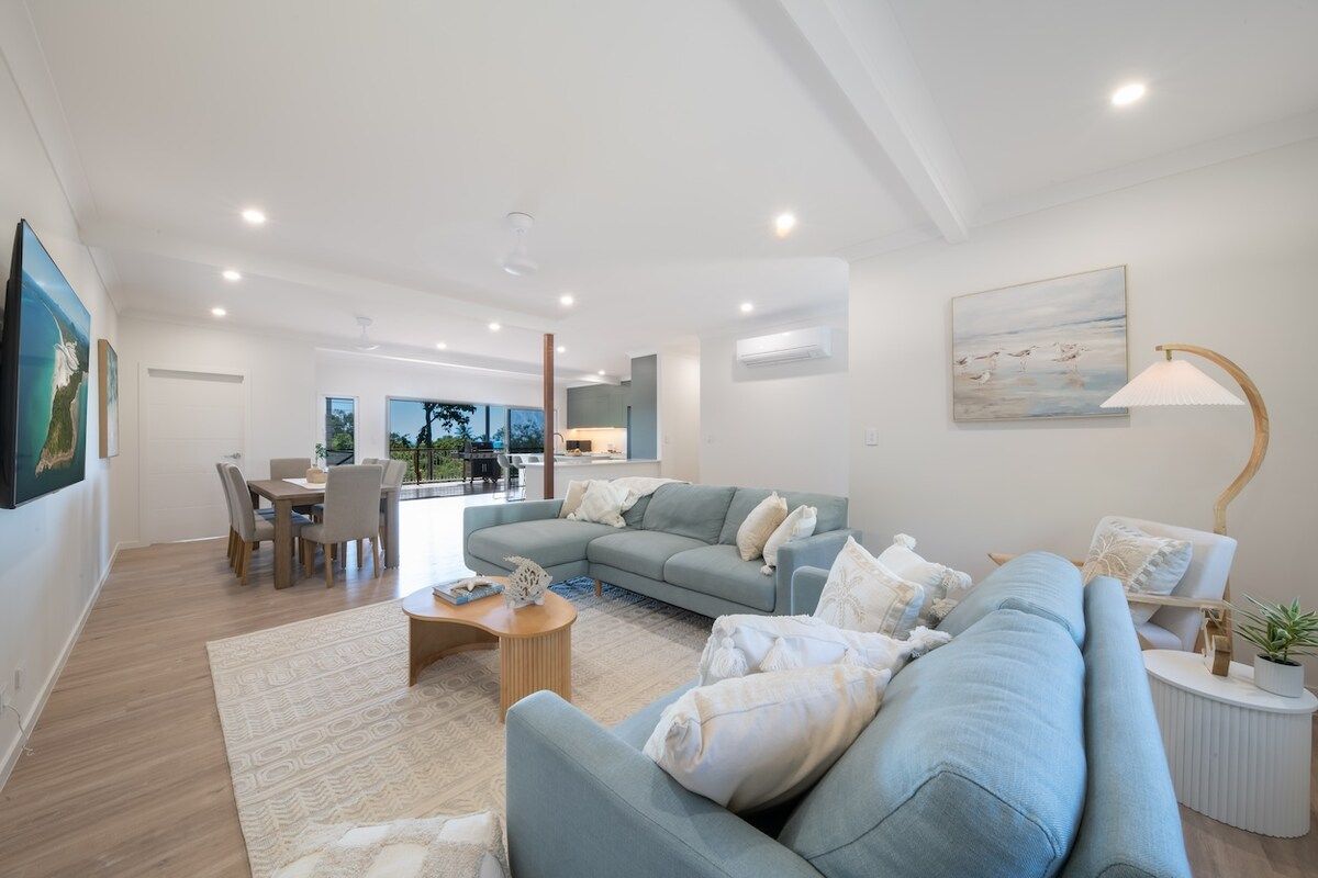 Modern 4br Getaway Overlooking The Coral Sea With Large Balcony And Garden - Airlie Beach