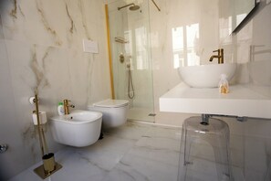 Deluxe suite, balkon, uitzicht op zee | Badkamer
