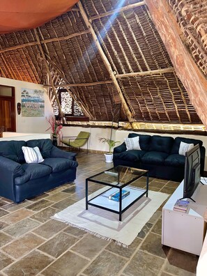 TV - 3-bedroom villa in enchanting Diani Beach with AC (Ukunda)